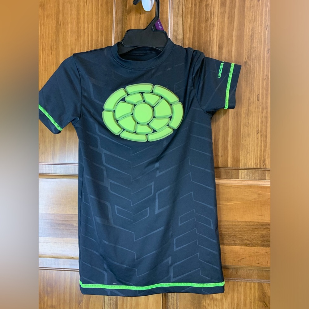 Boys under armour YS chest protection short sleeve shirt baseball/football